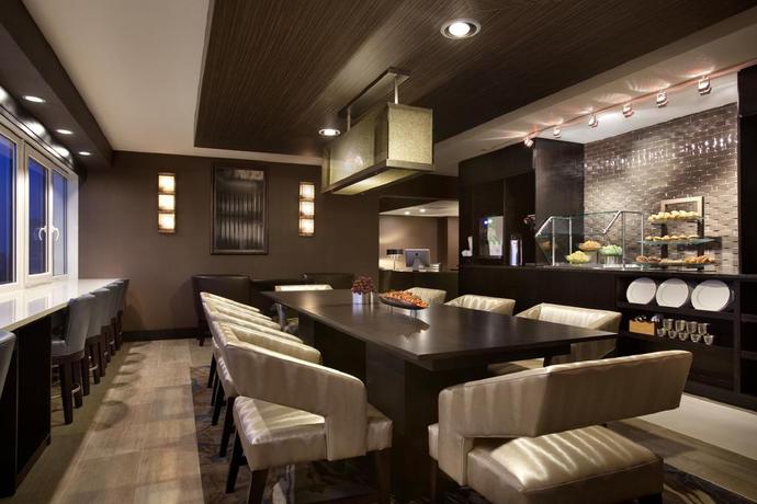 Imagen del bar/restaurante del Hotel Hilton New York JFK Airport. Foto 2