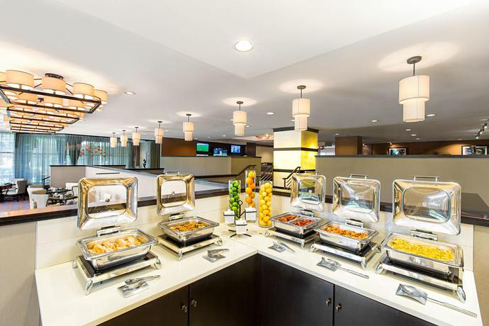 Imagen del bar/restaurante del Hotel Hilton New York JFK Airport. Foto 4