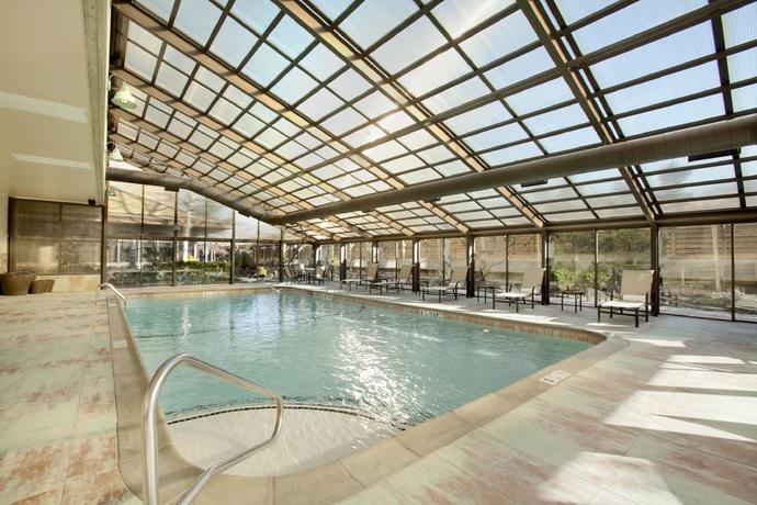 Imagen de la piscina del Hotel Hilton New York JFK Airport. Foto 19