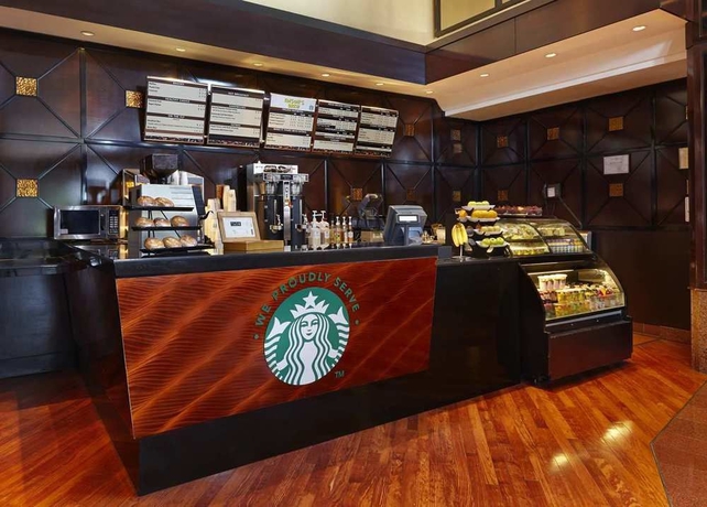 Imagen del bar/restaurante del Hotel Hilton Newark Airport. Foto 2