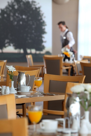 Imagen del bar/restaurante del Hotel Hilton Nicosia. Foto 3