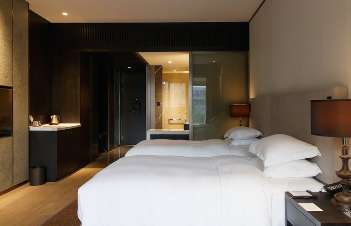 Imagen de los interiores del Hotel Hilton Ningbo Dongqian Lake Resort. Foto 19