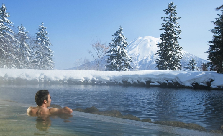 Imagen de la piscina del Hotel Hilton Niseko Village. Foto 18