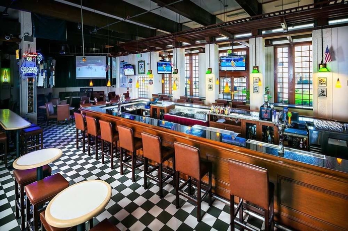 Imagen del bar/restaurante del Hotel Hilton Oakland Airport. Foto 3