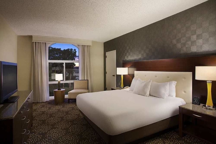 Imagen de la habitación del Hotel Hilton Oakland Airport. Foto 10
