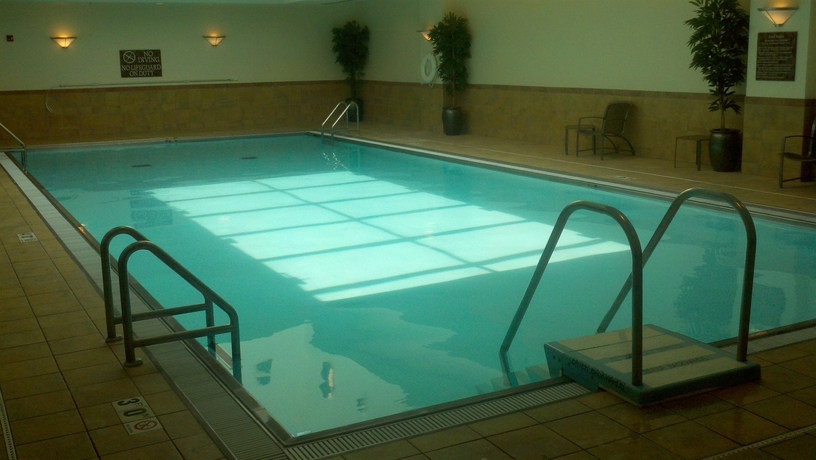 Imagen de la piscina del Hotel Hilton Omaha. Foto 12