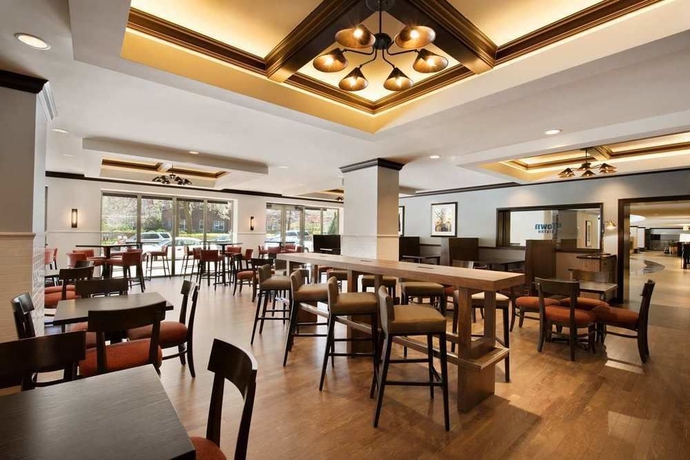 Imagen del bar/restaurante del Hotel Hilton Orrington / Evanston. Foto 3