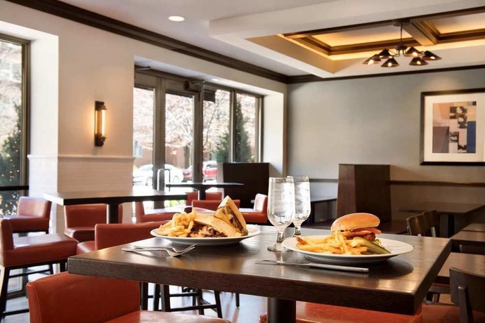 Imagen del bar/restaurante del Hotel Hilton Orrington / Evanston. Foto 4