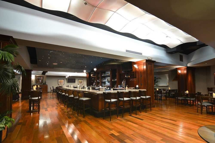 Imagen del bar/restaurante del Hotel Hilton Palm Beach PBI. Foto 2