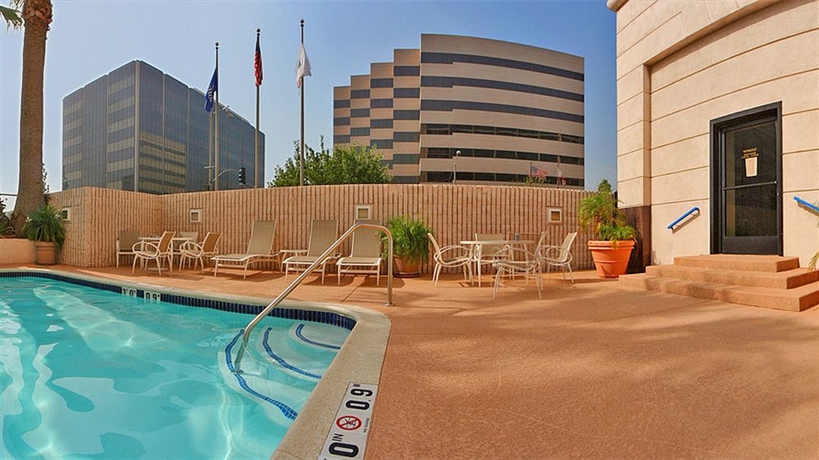 Imagen de la piscina del Hotel Hilton Pasadena. Foto 9
