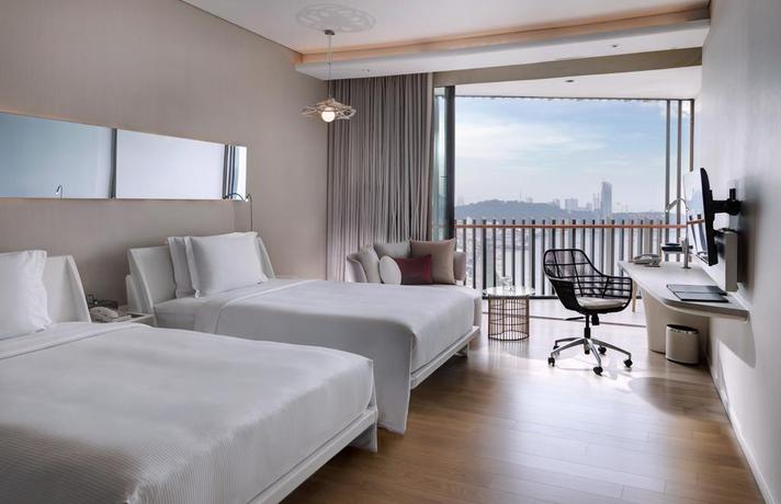 Imagen de la habitación del Hotel Hilton Pattaya. Foto 8