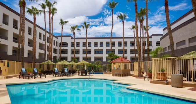 Imagen de la piscina del Hotel Hilton Phoenix Airport. Foto 6