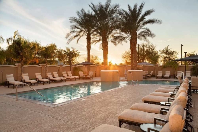 Imagen de la piscina del Hotel Hilton Phoenix Chandler. Foto 16