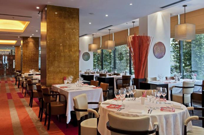 Imagen del bar/restaurante del Hotel Hilton Prague Atrium. Foto 6
