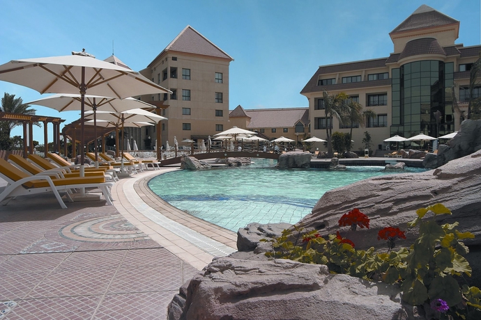 Imagen de la piscina del Hotel Hilton Pyramids Golf. Foto 14