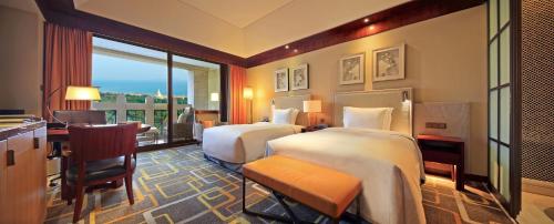 Imagen general del Hotel Hilton Qingdao Golden Beach. Foto 4