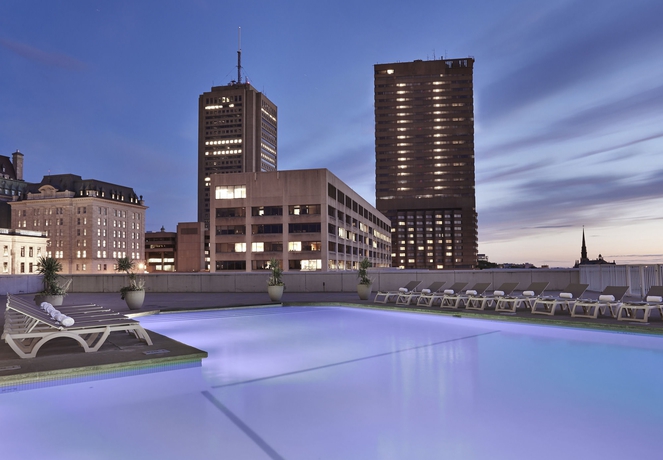 Imagen de la piscina del Hotel Hilton Quebec. Foto 16
