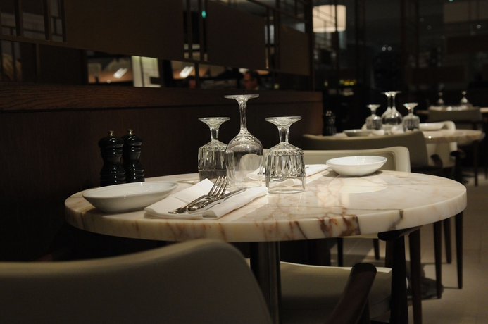 Imagen del bar/restaurante del Hotel Hilton Rotterdam. Foto 7