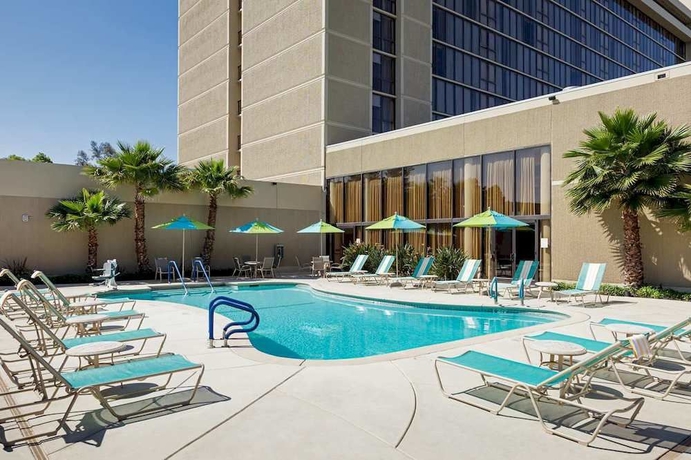 Imagen de la piscina del Hotel Hilton Sacramento Arden West. Foto 9