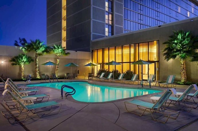 Imagen de la piscina del Hotel Hilton Sacramento Arden West. Foto 10