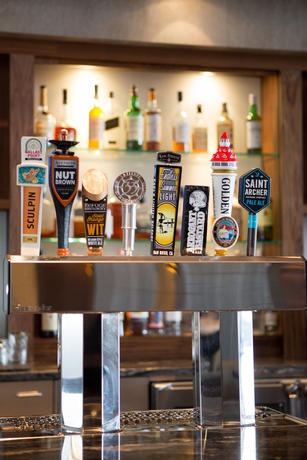 Imagen del bar/restaurante del Hotel Hilton San Diego Mission Valley. Foto 2