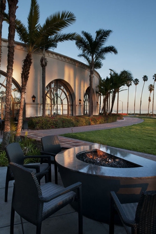 Imagen de los exteriores del Hotel Hilton Santa Barbara Beachfront Resort. Foto 9