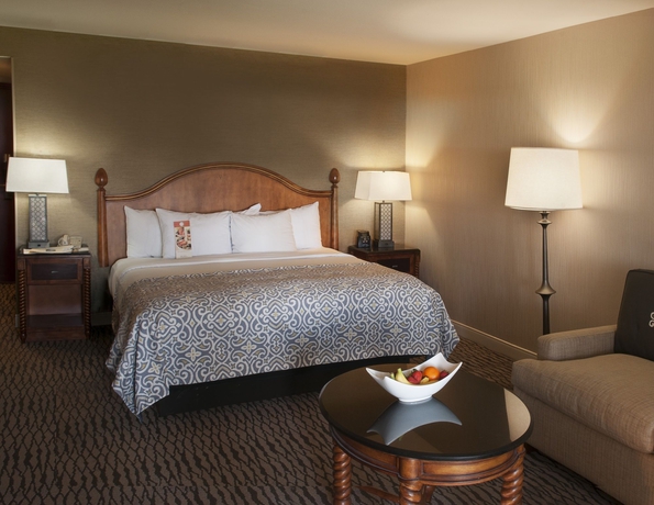 Imagen de la habitación del Hotel Hilton Santa Barbara Beachfront Resort. Foto 6