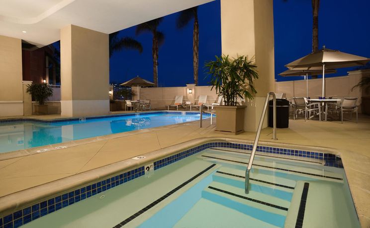 Imagen de la piscina del Hotel Hilton Santa Clara. Foto 8