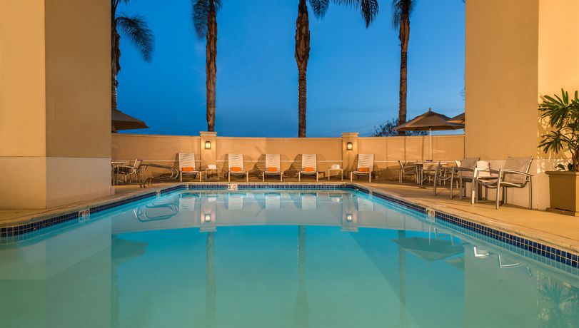 Imagen de la piscina del Hotel Hilton Santa Clara. Foto 9