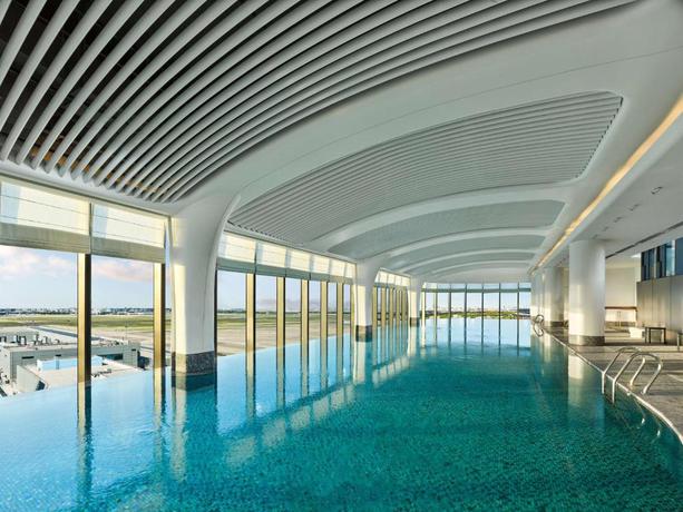 Imagen de la piscina del Hotel Hilton Shanghai Hongqiao International Airport. Foto 16