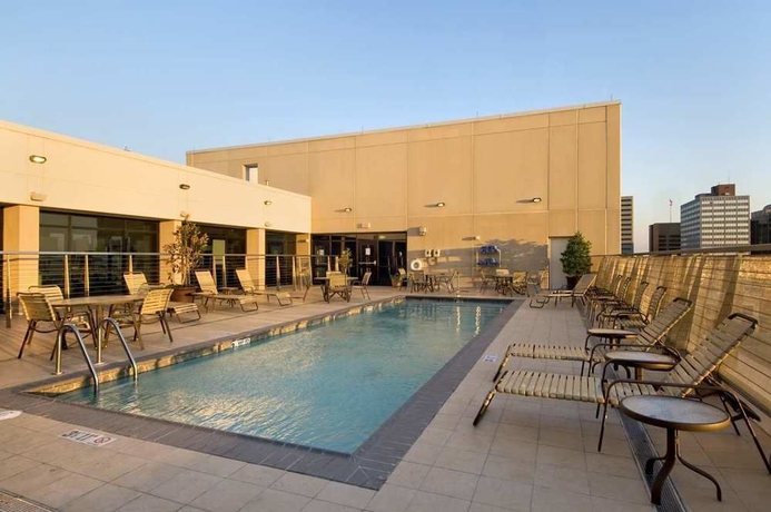 Imagen de la piscina del Hotel Hilton Shreveport. Foto 16