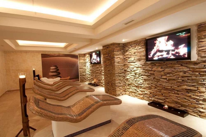 Imagen de la piscina del Hotel Hilton Sibiu. Foto 11