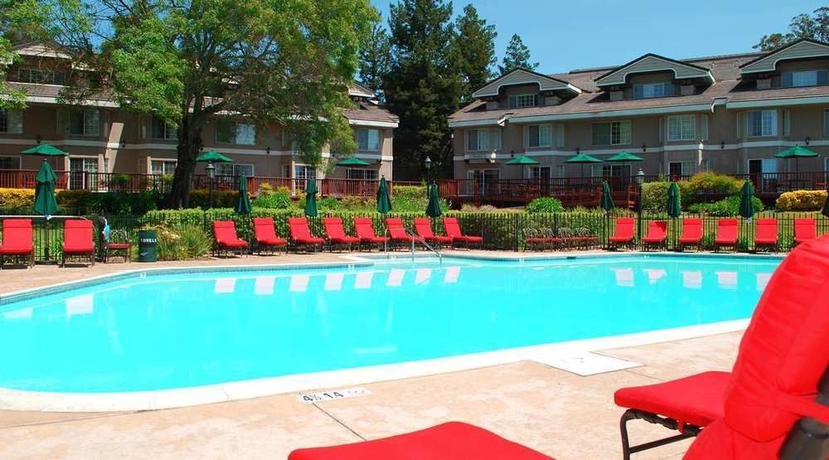 Imagen de la piscina del Hotel Hilton Sonoma Wine Country. Foto 14