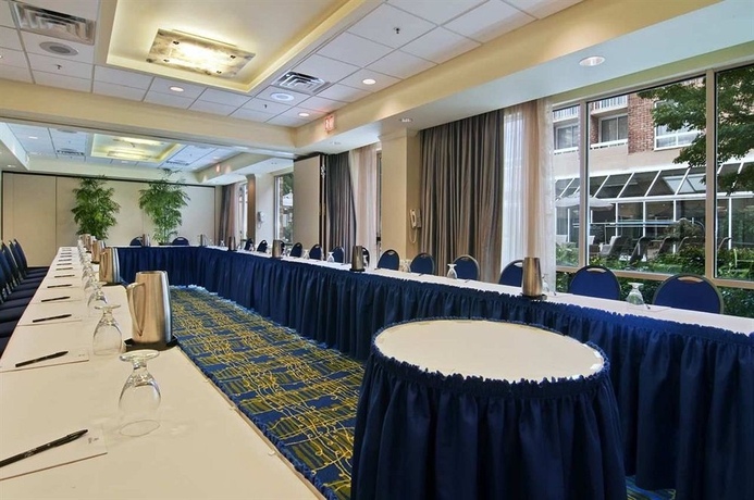 Imagen de los interiores del Hotel Hilton Suites Atlanta Perimeter. Foto 10