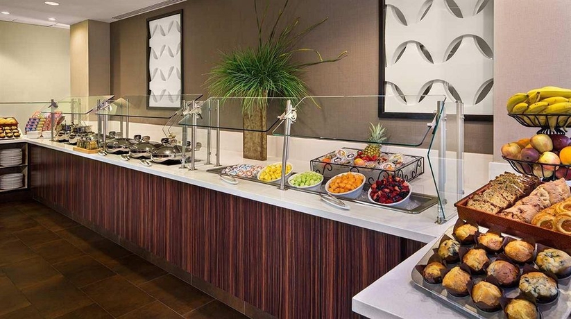 Imagen del bar/restaurante del Hotel Hilton Suites Atlanta Perimeter. Foto 5