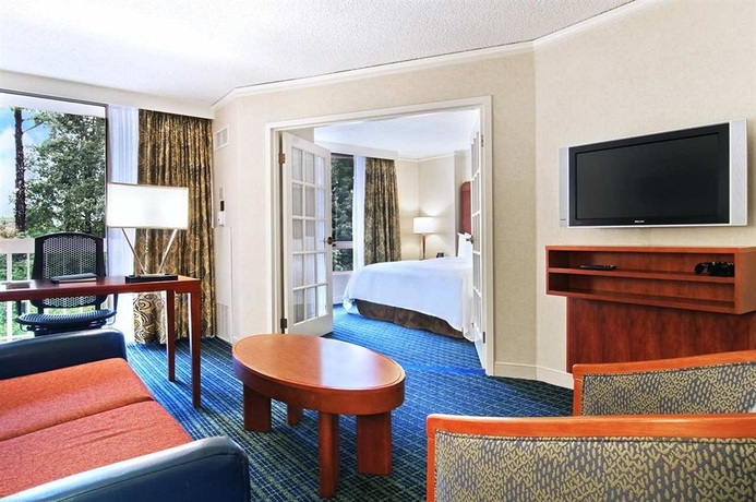 Imagen de los interiores del Hotel Hilton Suites Atlanta Perimeter. Foto 12