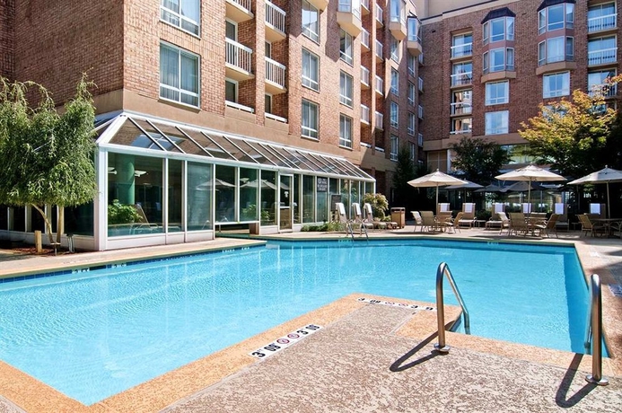 Imagen de la piscina del Hotel Hilton Suites Atlanta Perimeter. Foto 15
