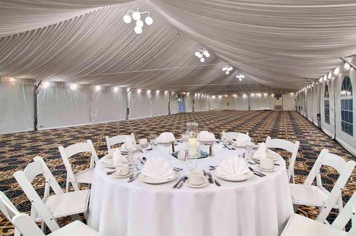 Imagen de los interiores del Hotel Hilton Suites Atlanta Perimeter. Foto 14