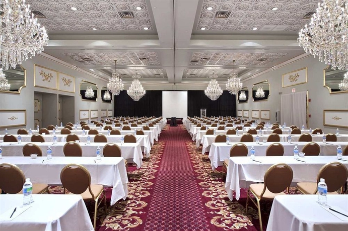 Imagen de los interiores del Hotel Hilton Suites Chicago/Oakbrook Terrace. Foto 3