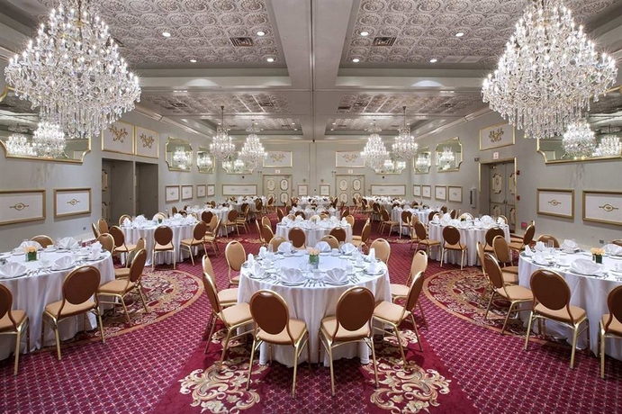 Imagen de los interiores del Hotel Hilton Suites Chicago/Oakbrook Terrace. Foto 4