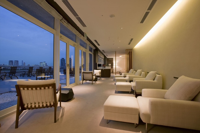 Imagen de la piscina del Hotel Hilton Tokyo Odaiba. Foto 15