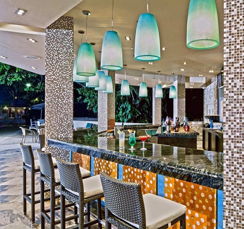 Imagen del bar/restaurante del Hotel Hilton Trinidad and Conference Centre. Foto 4