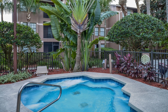 Imagen de los exteriores del Hotel Hilton Vacation Club Polynesian Isles Kissimmee. Foto 11