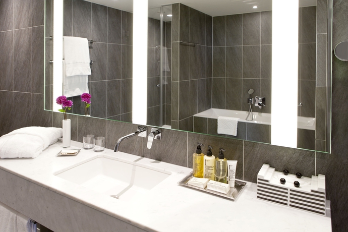 Imagen de la habitación del Hotel Hilton Vienna Plaza. Foto 2