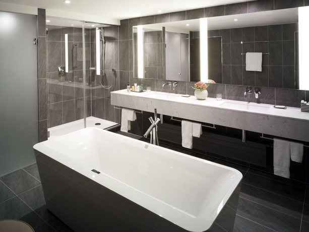 Imagen de la habitación del Hotel Hilton Vienna Plaza. Foto 7