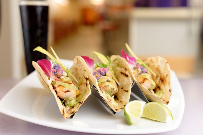 Imagen del bar/restaurante del Hotel Hilton Waikiki Beach. Foto 6