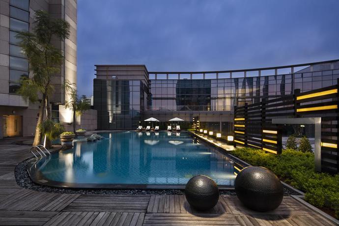 Imagen de la piscina del Hotel Hilton Xiamen. Foto 15