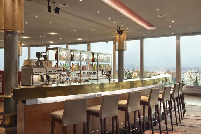 Imagen del bar/restaurante del Hotel Hilton Zurich Airport. Foto 3