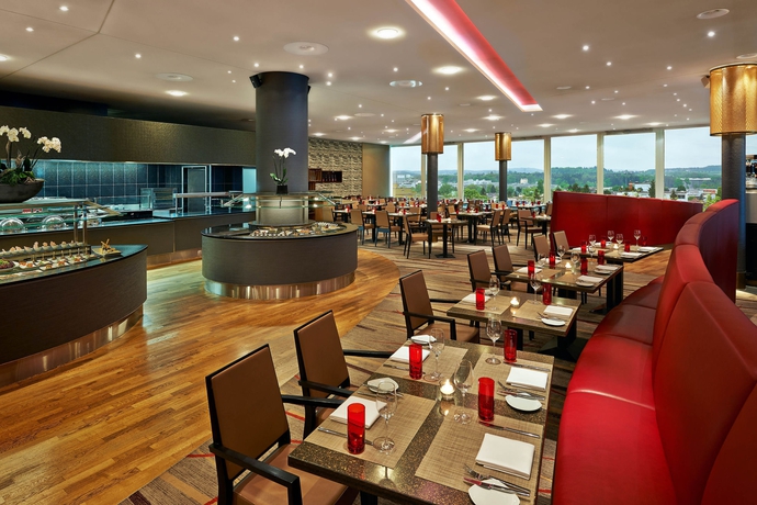 Imagen del bar/restaurante del Hotel Hilton Zurich Airport. Foto 4
