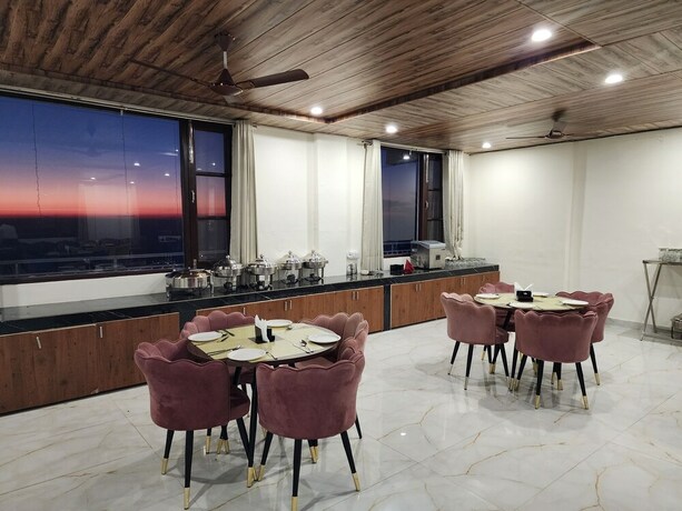 Imagen del bar/restaurante del Hotel Him Hilton Luxury. Foto 8